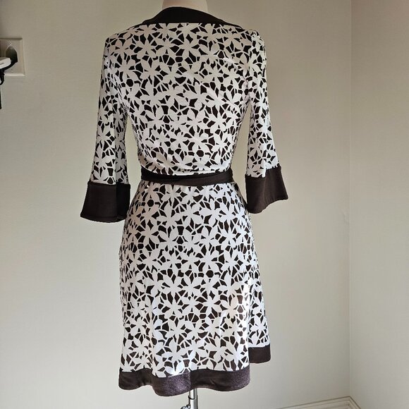 Diane Von Furstenberg Silk Wrap Dress, size 10, EUC, Like New - Picture 3 of 5